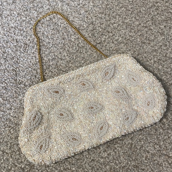 Vintage Beaded Richere Bag by Walborg in Cream w/ Leaf Pattern & Gold-tone Chain - Picture 4 of 6